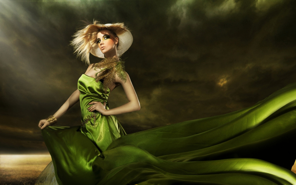 Гламурная девушка в зеленом платье