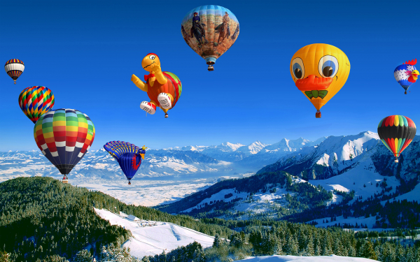 Воздушные шары над зимними горами
