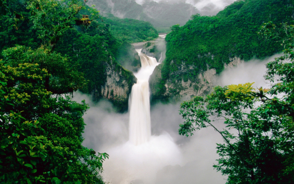 Водопад в джунглях Эквадора