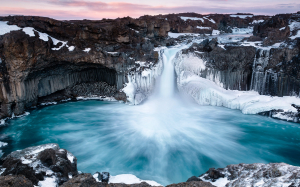 Замерзший  водопад в Исландии