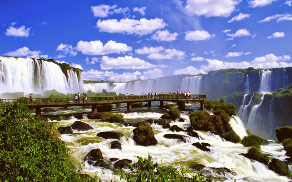 Туристы на водопаде Игуасу
