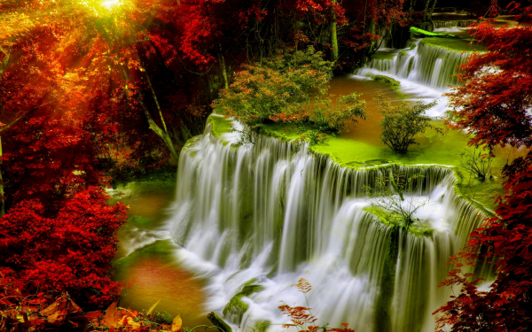 Каскадный водопад в осеннем лесу