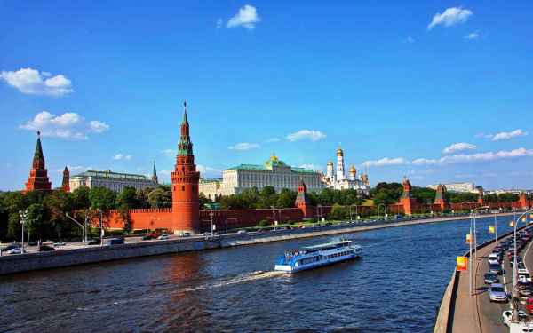Московский кремль и река Москва