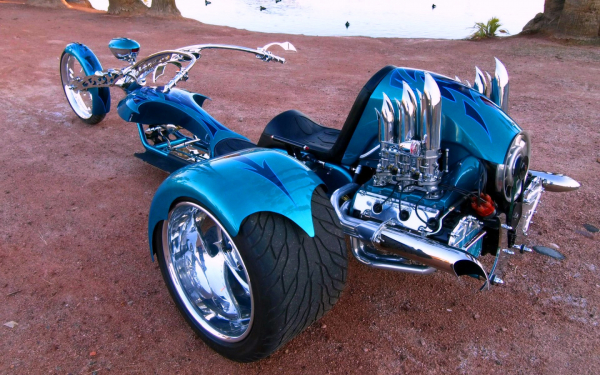 Красивый трехколесный мотоцикл