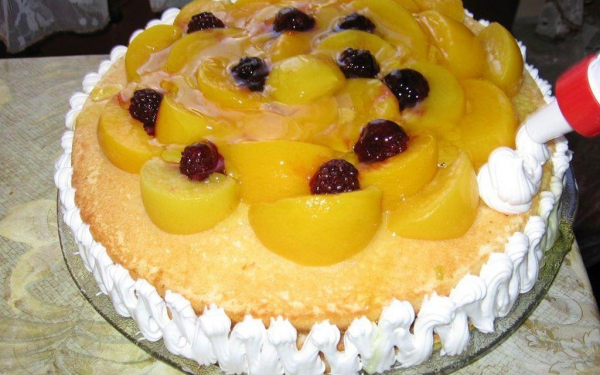 Торт с персиками и малиной