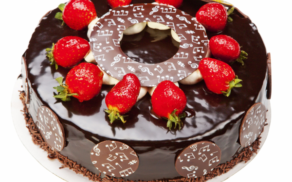 Торт шоколадный с ягодой
