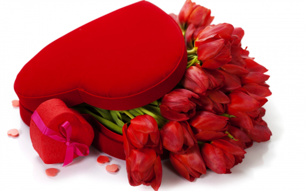Валентинки и букет тюльпанов