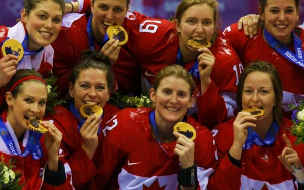 Канадские хоккеистки с золотыми медалями олимпиады 2014
