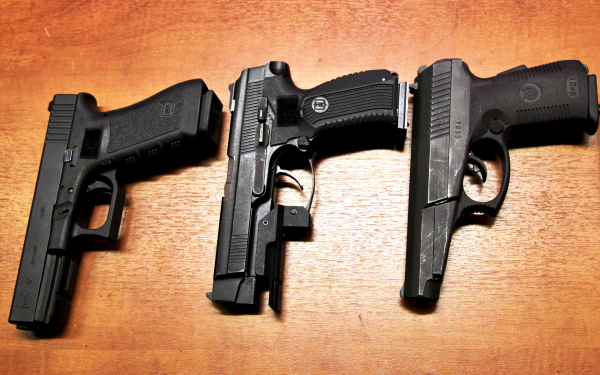 Пистолеты Glock 17, пистолет Ярыгина и СР1М Гюрза