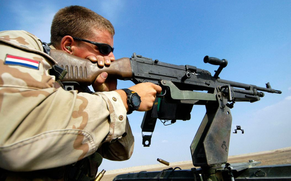 Американский солдат стреляет из пулемета