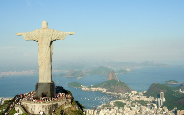 Статуя Иисуса Христа возвышается над Рио - де - Жанейро