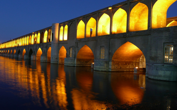 Пешеходный мост в Иране
