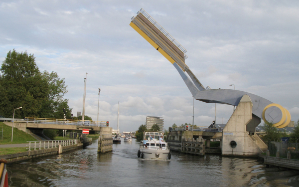 Подъемный мост Слауэрхоф в городе Леуварден в Нидерландах