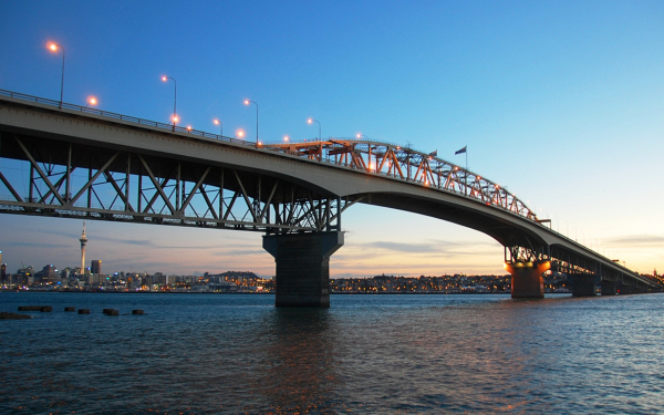 Мост Харбор Бридж через залив Вайтемата в Окленде