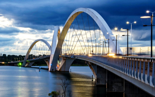Мост через озеро Параноа в Бразилиа