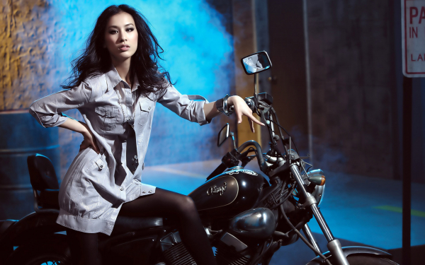 Азиатка с мотоциклом