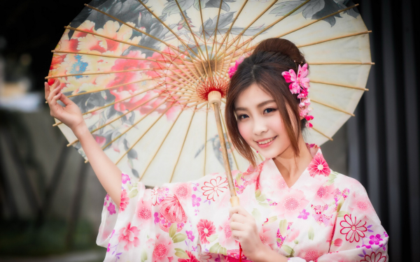 Азиатка с зонтиком