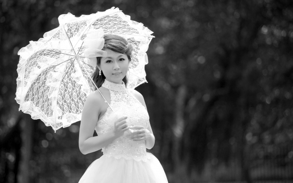 Девушка в белом платье с зонтиком