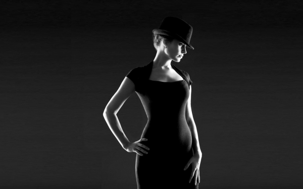 Девушка в черном платье и шляпе
