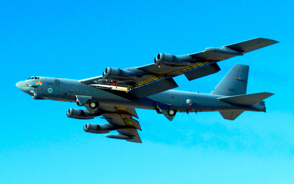 Боинг B-52 «Стратофортресс»  — американский многофункциональный тяжёлый сверхдальний межконтинентальный стратегический бомбардировщик-ракетоносец