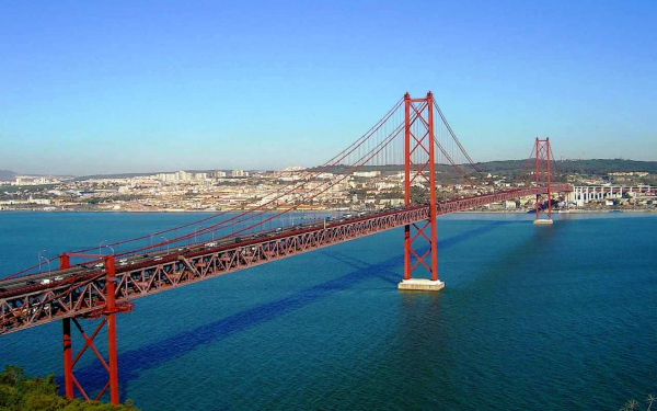 Мост через реку Тежу в Лиссабоне