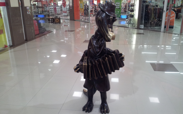 Статуя крокодила Гены