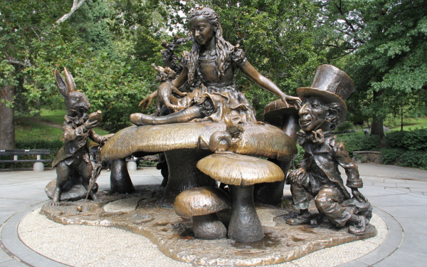 Памятник Алисе из страны чудес в Нью-Йорке