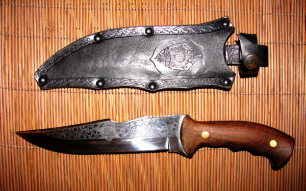 Нож охотничий с деревянной рукояткой