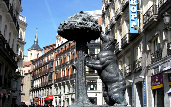 Символ Мадрида - медведь и земляничное дерево