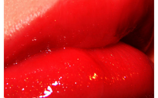 Ярко красные губы