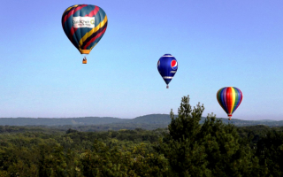Воздушные шары над лесом