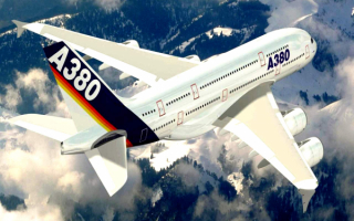 Аэробус A380 летит над горами