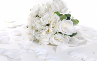 Белый букет роз