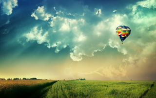 Воздушный шар над полем