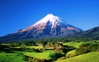 Гора - вулкан Таранаки в Новой Зеландии