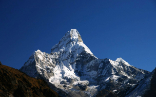 Гора Ама-Даблам в Гималаях.  Высота над уровнем моря 6 812 м