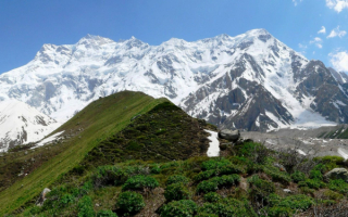 Гора Нангапарбат в Гималаях.  Высота над уровнем моря 8 126 м
