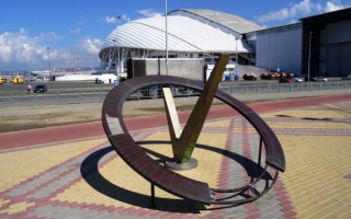 Солнечные часы у Олимпийского стадиона в Сочи
