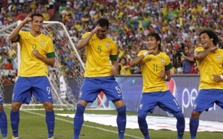 Футболисты сборной Бразилии танцуют самбу