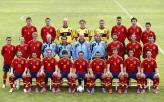 Футбольная сборная Испании с тренерским штабом