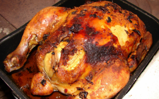 Запеченая в духовке фаршированная курица