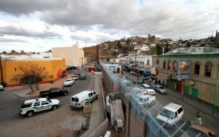 Высокий железный забор на границе США с Мексикой