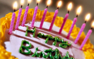 Свечи и торт в день рождения
