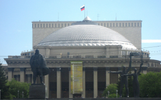Памятник Ленину и театр оперы и балета в Новосибирске