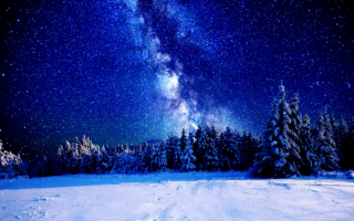 Млечный путь над зимним лесом