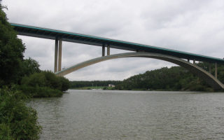 Мост через реку Вилен во Франции.