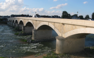 Мост через реку Луару во Франции.