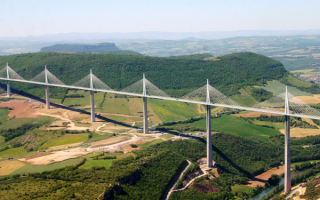 Виадук Мийо – это мостовое сооружение через долину реки Тарн недалеко от города Мийо в южной части Франции.