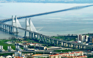 Мост Васко да Гама в Лиссабоне, Португалия.