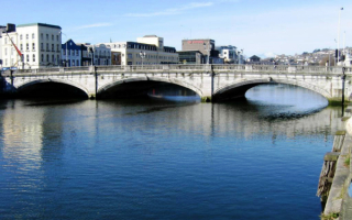 Мост в городе Корк, Ирландия.